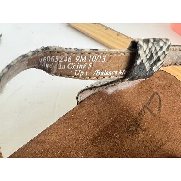 Clarks Python Snake Gray And Cream Thong Buckle Strappy T Print Sandals Sz 9M - Picture 9 of 11